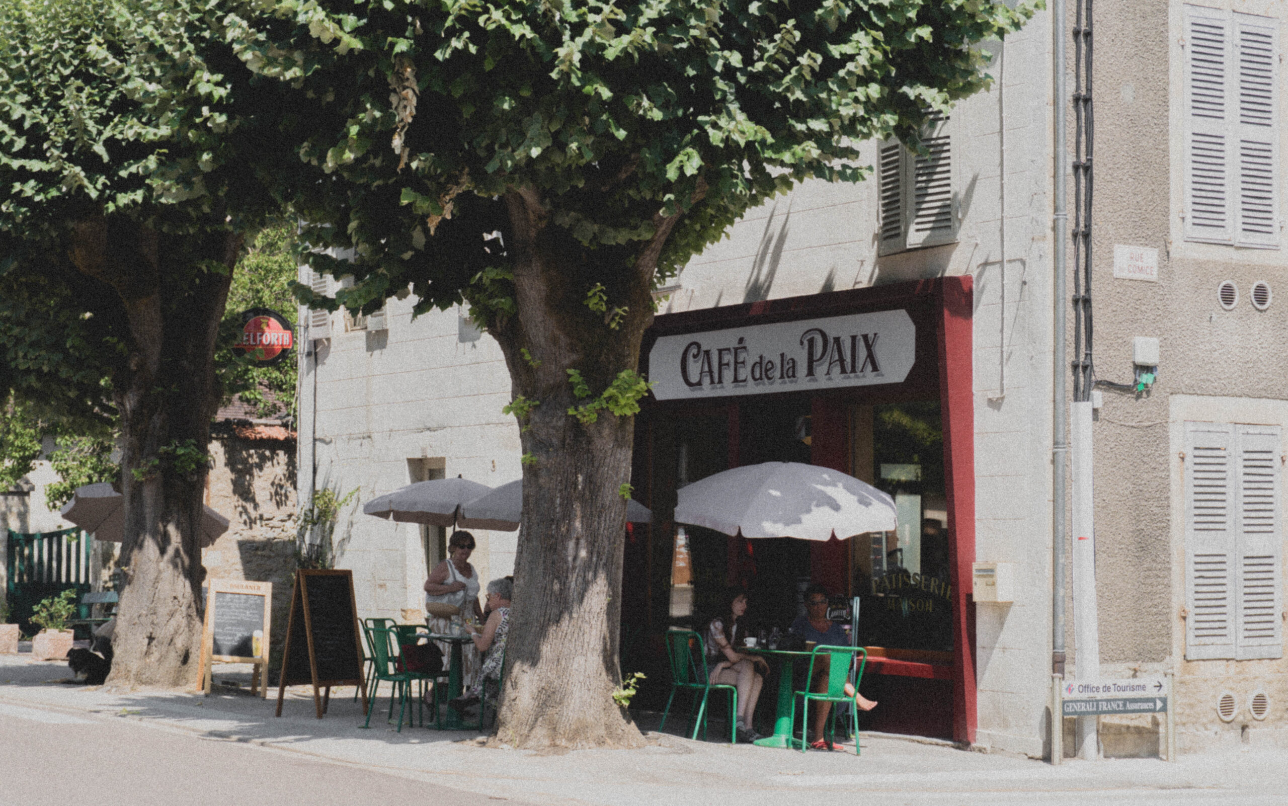 Façade et terrasse du Café de la Paix à Moulins-Engilbert