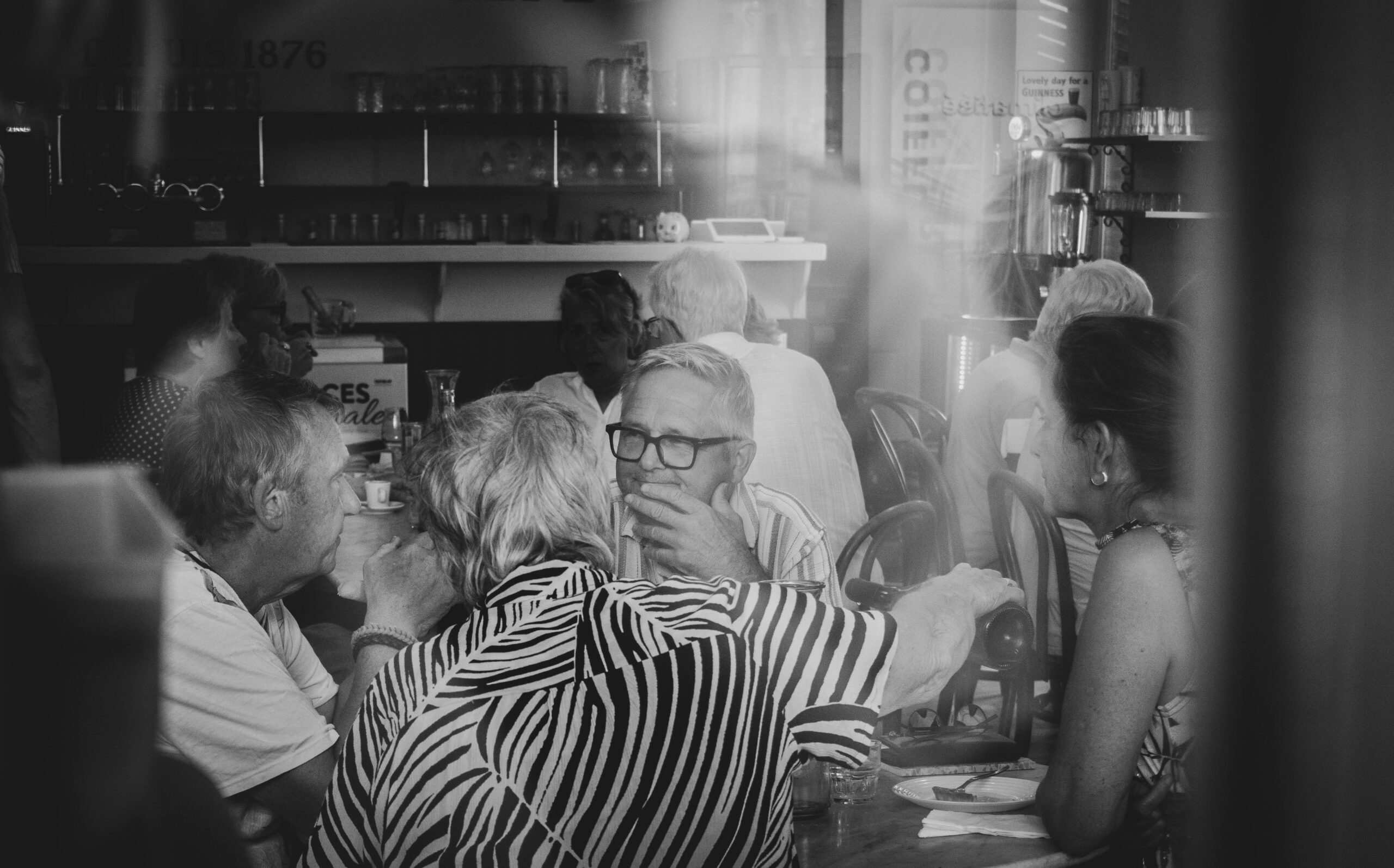 Un moment de convivialité au Café de la Paix