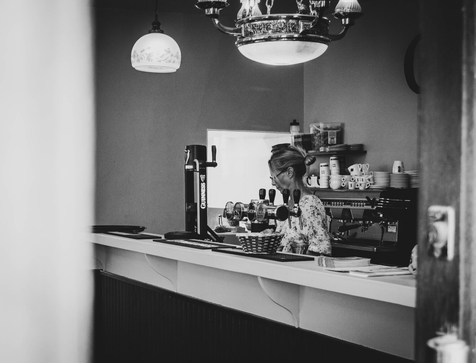 Comptoir du Café de la Paix, photographié en noir et blanc