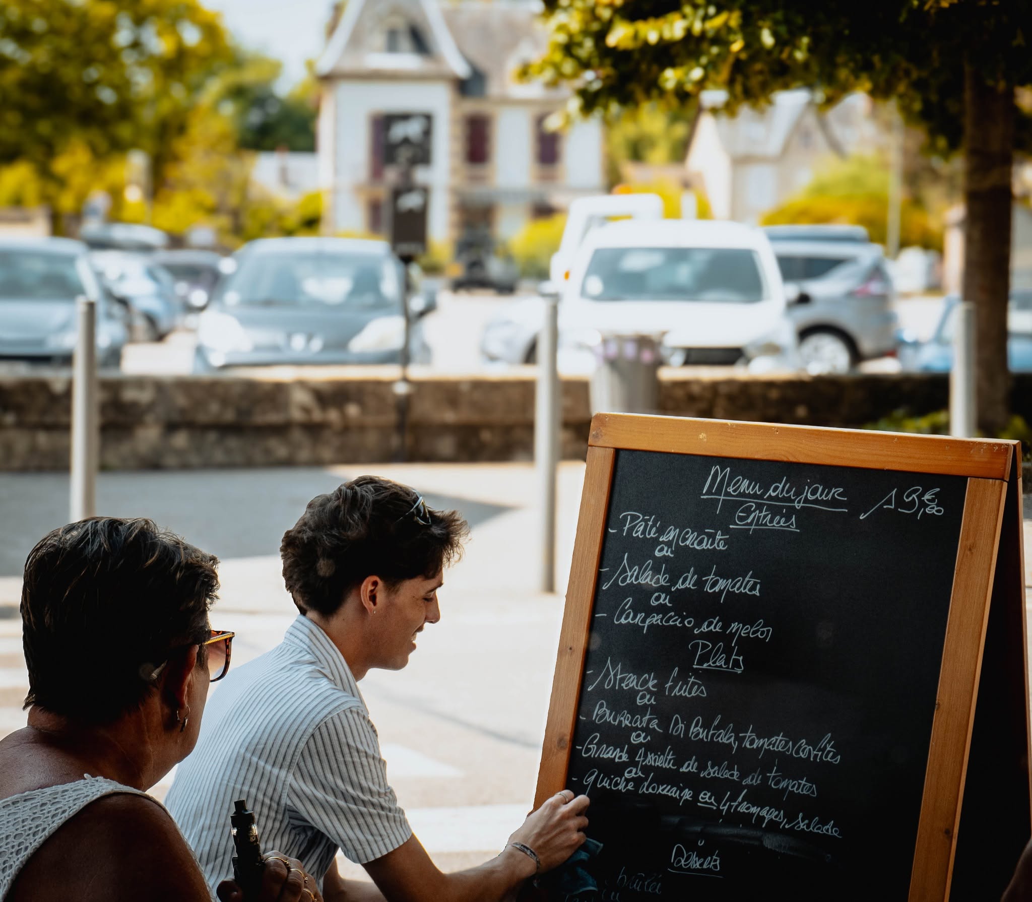 Le menu du jour à l’ardoise, en terrasse
