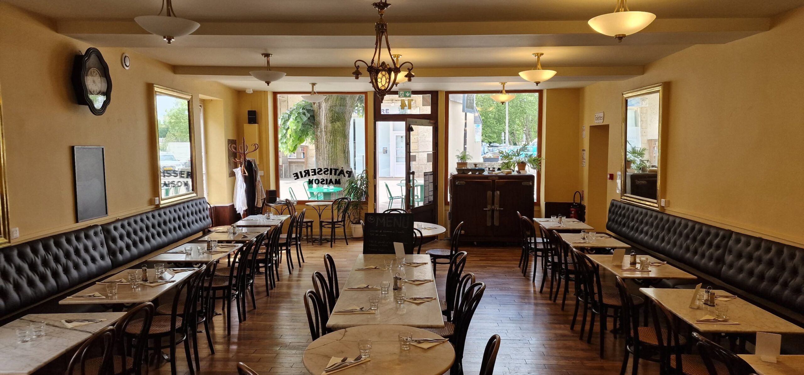 La salle du Café de la Paix et ses banquettes