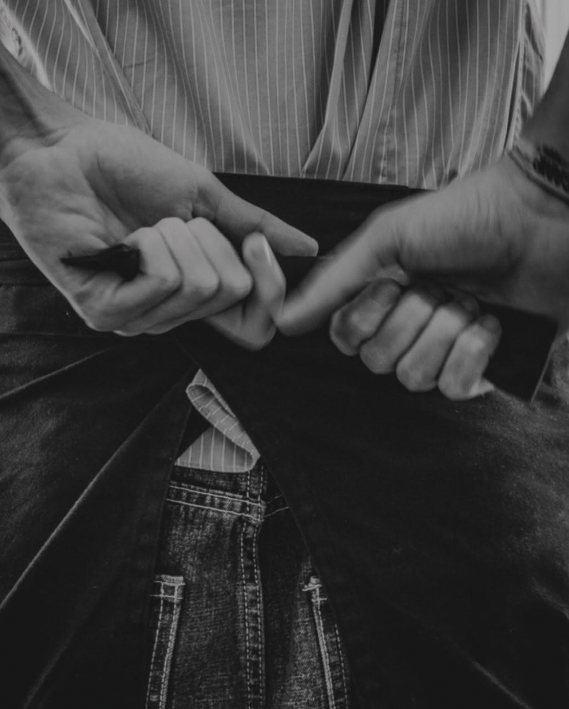 Un serveur noue son tablier, photographie en noir et blanc