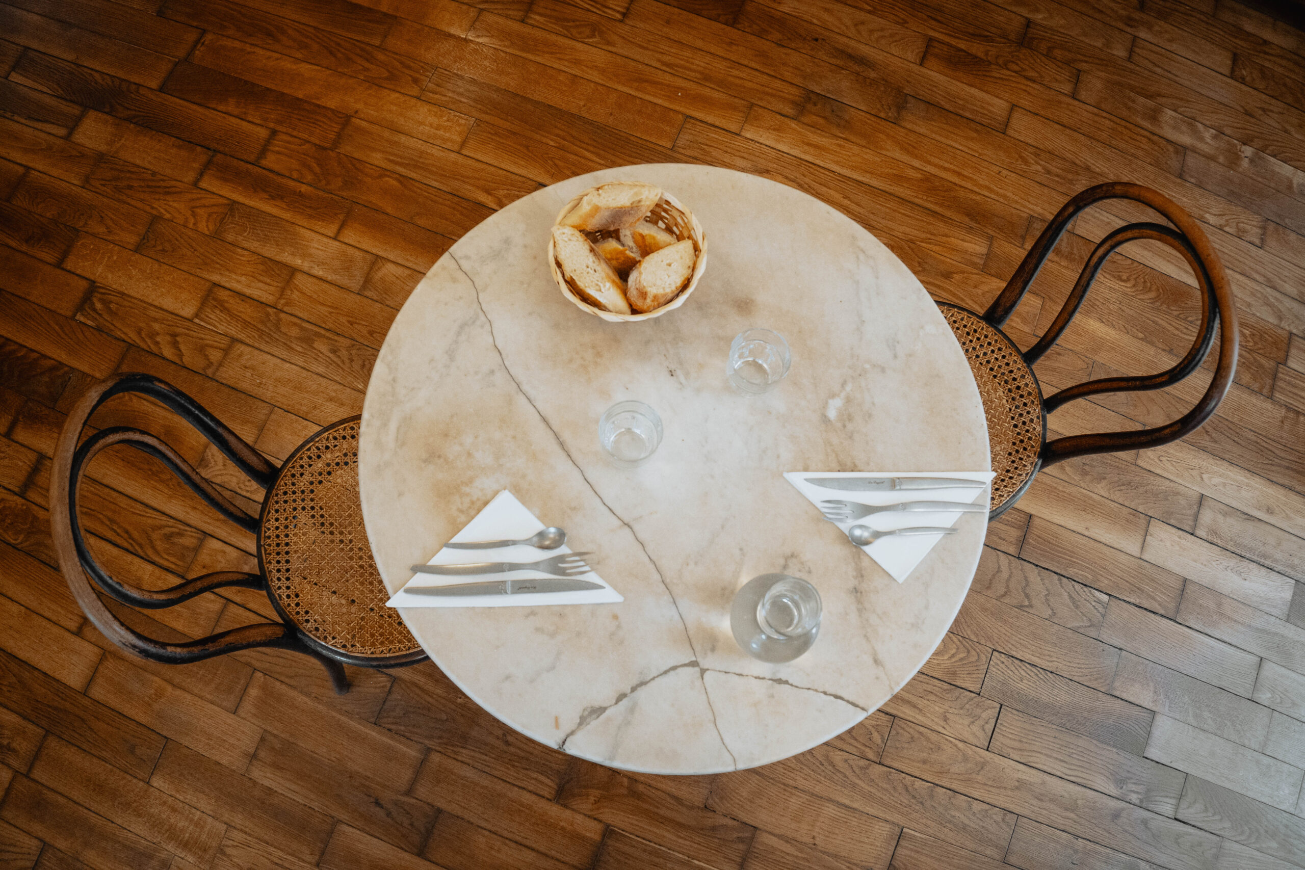 Table en marbre et chaises de bistrot du Café de la Paix